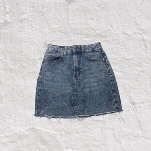 WILD FABLE Denim Skirt Size 00 Acid Wash Denim Mini Skirt Raw Hem Blue